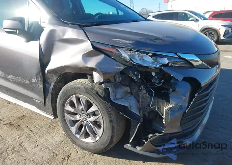 2021 Toyota Sienna Le z USA, uszkodzony, nr VIN 5TDKRKEC7MS046389